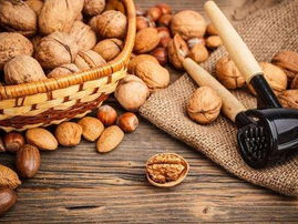 女子称网购的坚果上有白色痰状物