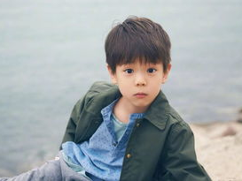 胡可大儿子长成高白少年，基因遗传惊人